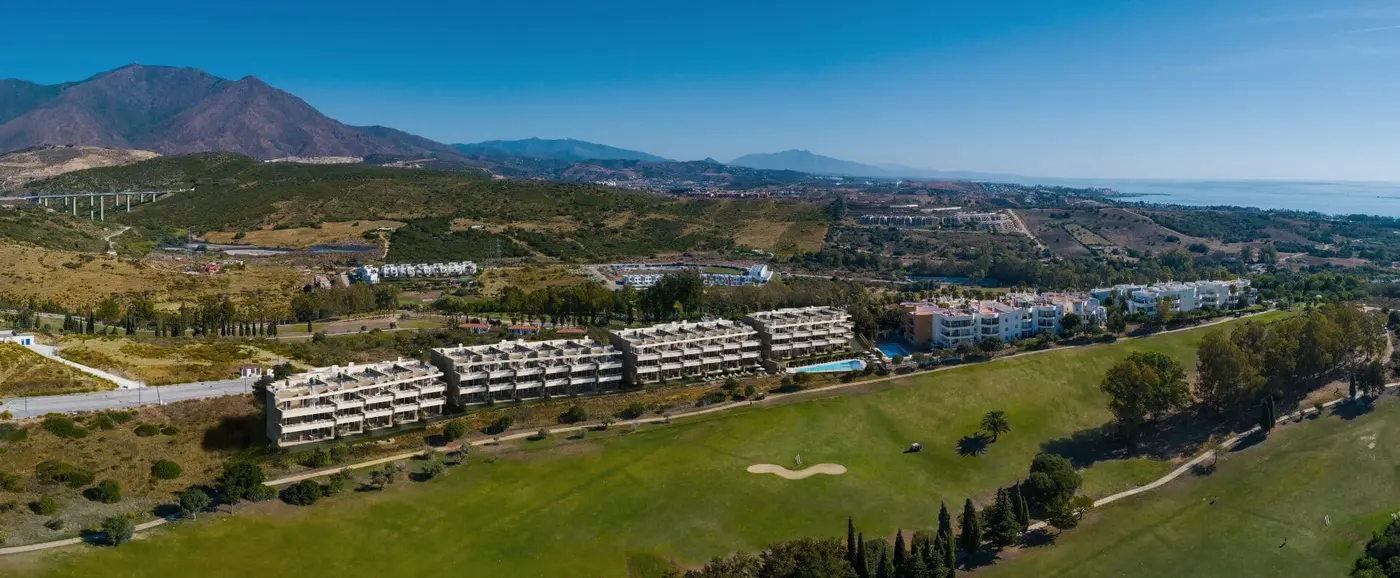 Apartamenty i penthousy z widokiem na pole golfowe w Estepona Golf – 4