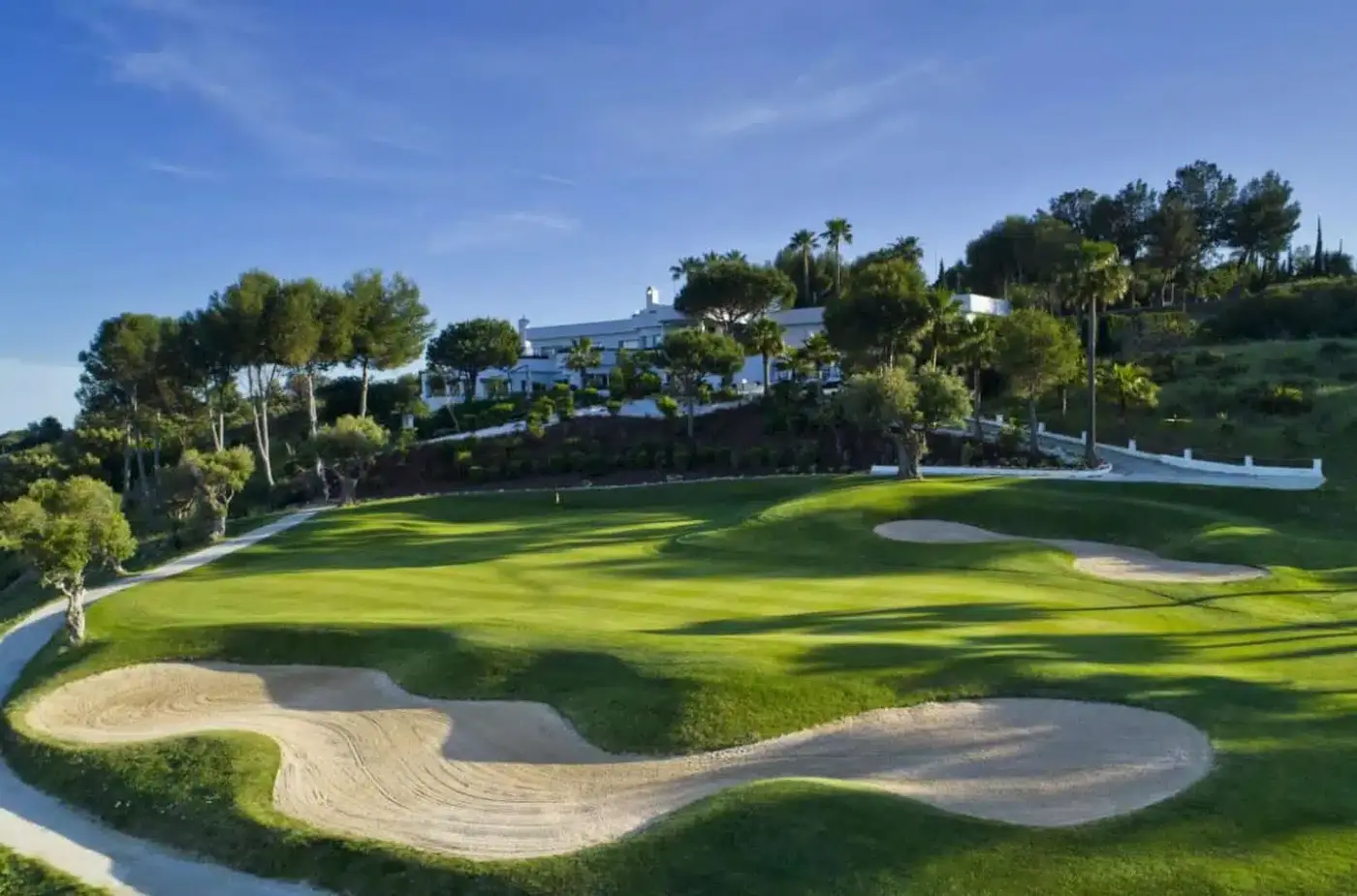 Apartamenty i penthousy z widokiem na pole golfowe w Estepona Golf – 18