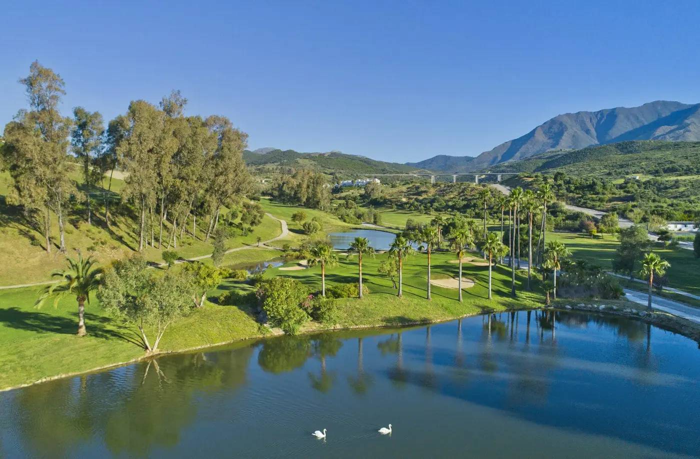 Apartamenty i penthousy z widokiem na pole golfowe w Estepona Golf — Estepona, Hiszpania (zdjęcie 3 z 25)