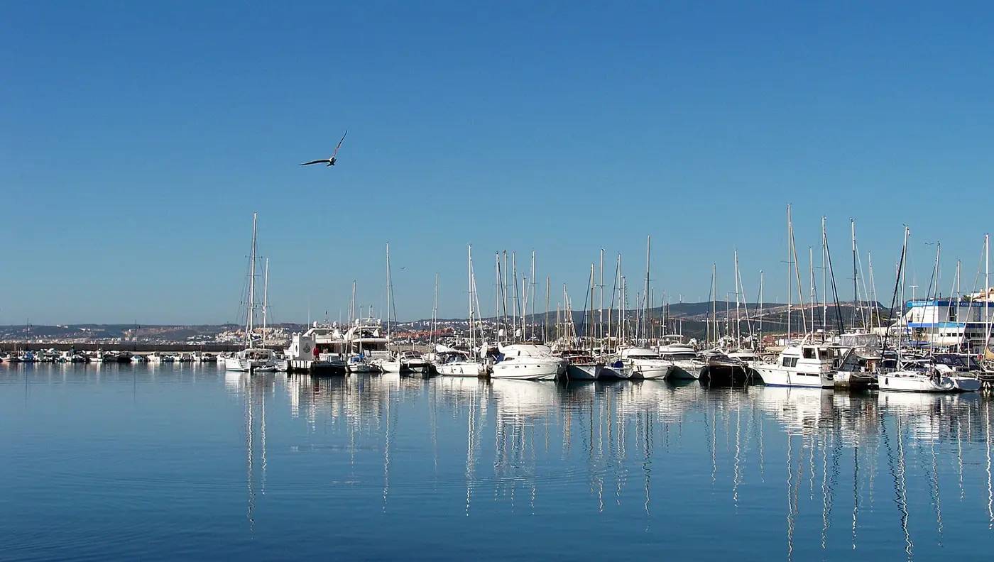 Apartamenty i penthousy z widokiem na pole golfowe w Estepona Golf — Estepona, Hiszpania