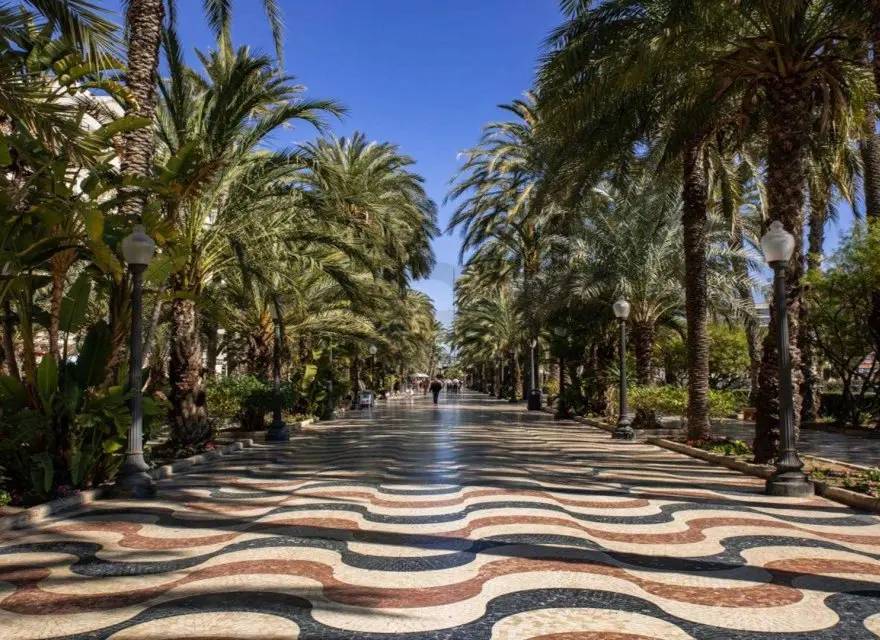 Kameralny Budynek z Apartamentami w Centrum Alicante pod Wynajem — Alicante, Hiszpania (zdjęcie 1 z 15)