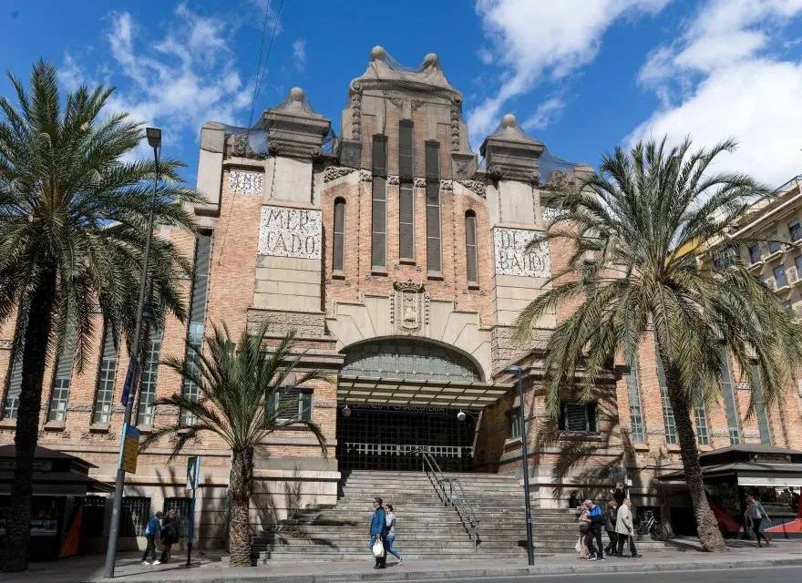 Kameralny Budynek z Apartamentami w Centrum Alicante pod Wynajem — Alicante, Hiszpania (zdjęcie 2 z 15)