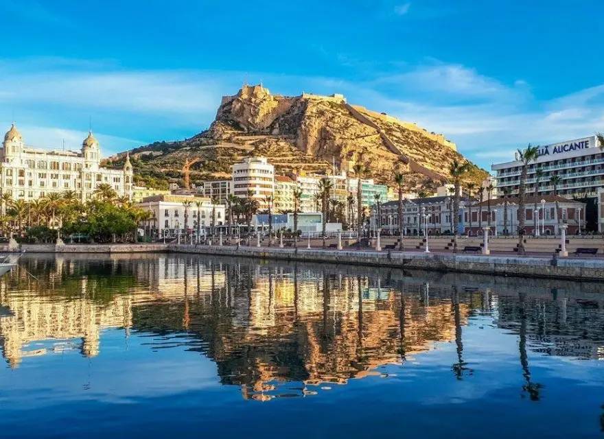 Kameralny Budynek z Apartamentami w Centrum Alicante pod Wynajem — Alicante, Hiszpania (zdjęcie 5 z 15)