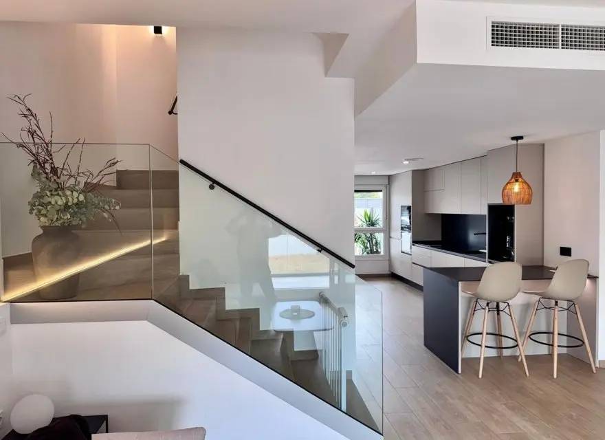 Nowy Dom z Solarium i Pergolą Bioklimatyczną na Osiedlu z Basenem — Mutxamel, Hiszpania (zdjęcie 7 z 15)