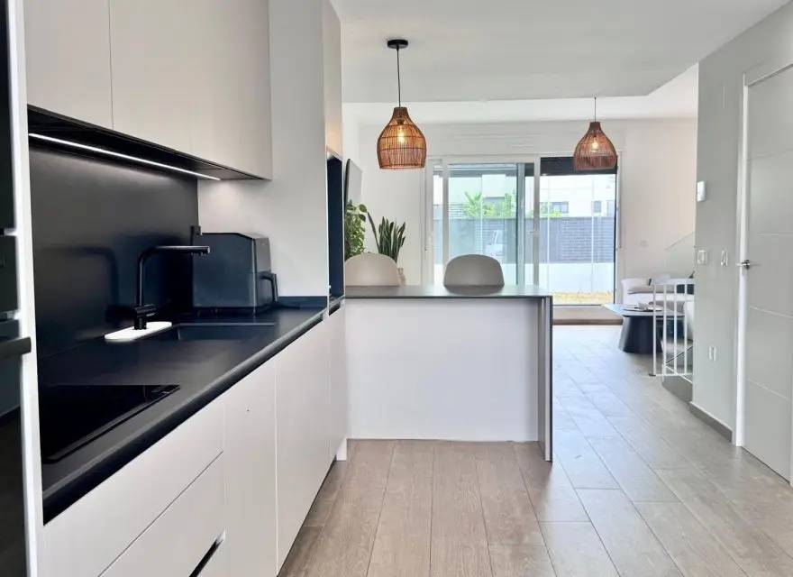 Nowy Dom z Solarium i Pergolą Bioklimatyczną na Osiedlu z Basenem — Mutxamel, Hiszpania (zdjęcie 8 z 15)