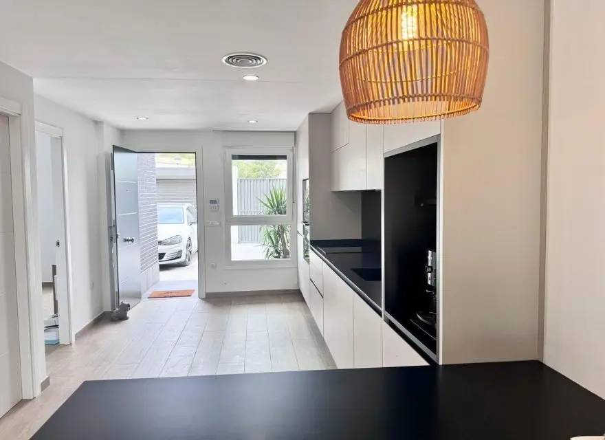 Nowy Dom z Solarium i Pergolą Bioklimatyczną na Osiedlu z Basenem — Mutxamel, Hiszpania (zdjęcie 11 z 15)