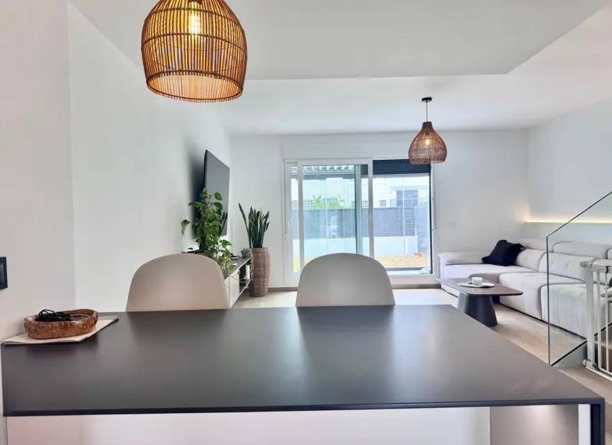 Nowy Dom z Solarium i Pergolą Bioklimatyczną na Osiedlu z Basenem — Mutxamel, Hiszpania (zdjęcie 15 z 15)