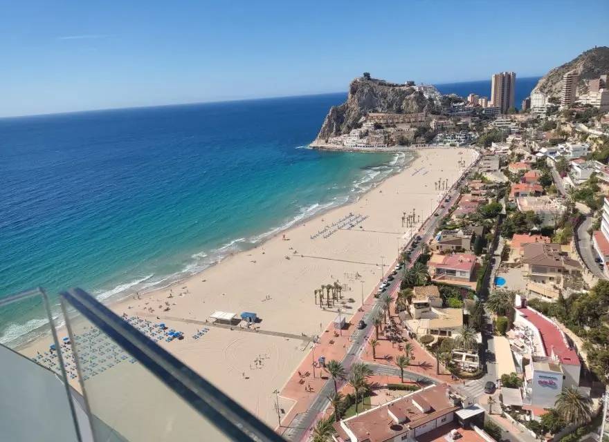 Apartamenty w Pierwszej Linii Plaży Poniente w Nowym Ikonicznym Wieżowcu — Benidorm, Hiszpania (zdjęcie 3 z 7)