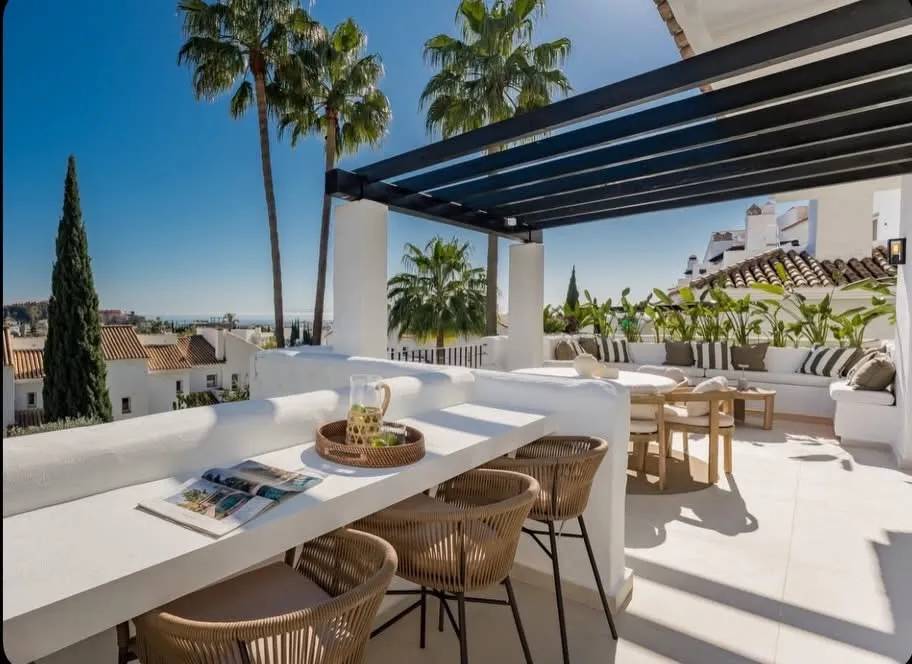 Dwupoziomowy penthouse  położony w prestiżowej dzielnicy Nueva Andalusia — Marbella, Hiszpania